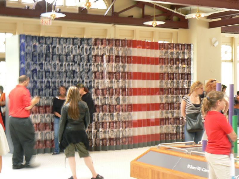 Ellis Island: Drapeau US avec photos d immigrants